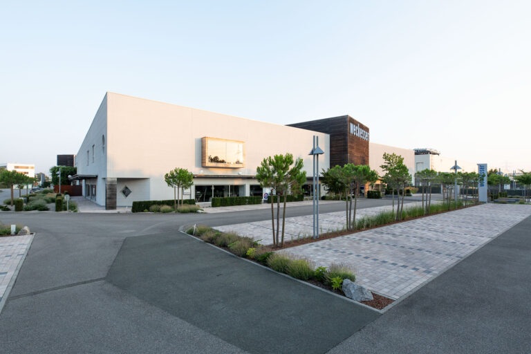 <p>Anbau einer neuen Halle und Eröffnung der Gartenmöbelabteilung.</p>